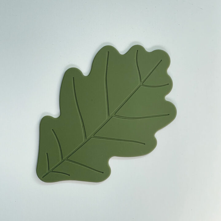 le dessous de plat feuille de chêne en silicone est un ustensile de cuisine indispensable à votre table, une trouvaille d'assiettes et compagnie