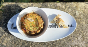 oeuf surprise dans une courge patidou, un plat complet et délicieux qui sent l'hiver et les plats qui réconfortent : présentation dans un bol breton et sur un plat ovale Bordeaux par assiettes et compagnie