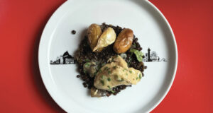 le poulet à la ciboulette est une recette familiale, que j'ai enfin osé vous présenter... avec un duo de lentilles vertes et beluga et des pommes de terre grenaille à l'ail, le tout sur une assiette basque par assiettes et compagnie