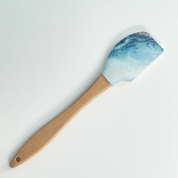 les nouvelles spatules dénichées par béatrice pour assiettes et compagnie, sont pratiques et jolie, voici le modèle spatule bleu océan, pour vous donner des airs de vacances en cuisinant