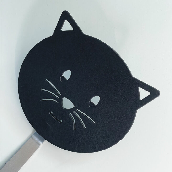 les nouvelles spatules dénichées par béatrice pour assiettes et compagnie, sont pratiques et jolie, voici le modèle spatule chat noir, pour vous donner un coup de main en cuisinant des crêpes et des pancakes