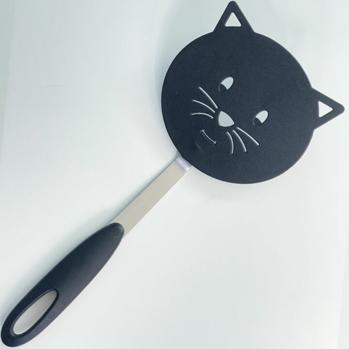 les nouvelles spatules dénichées par béatrice pour assiettes et compagnie, sont pratiques et jolie, voici le modèle spatule chat noir, pour vous donner un coup de main en cuisinant des crêpes et des pancakes