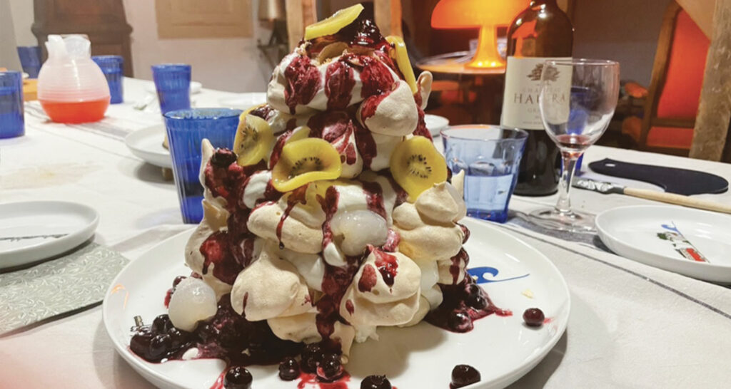 pavlovagrand sapin de noel , un dessert extra pour les fêtes, très bon avec son coulis de myrtilles et ses fruits de noel. présentation sur un plat la plage par assiettes et compagnie