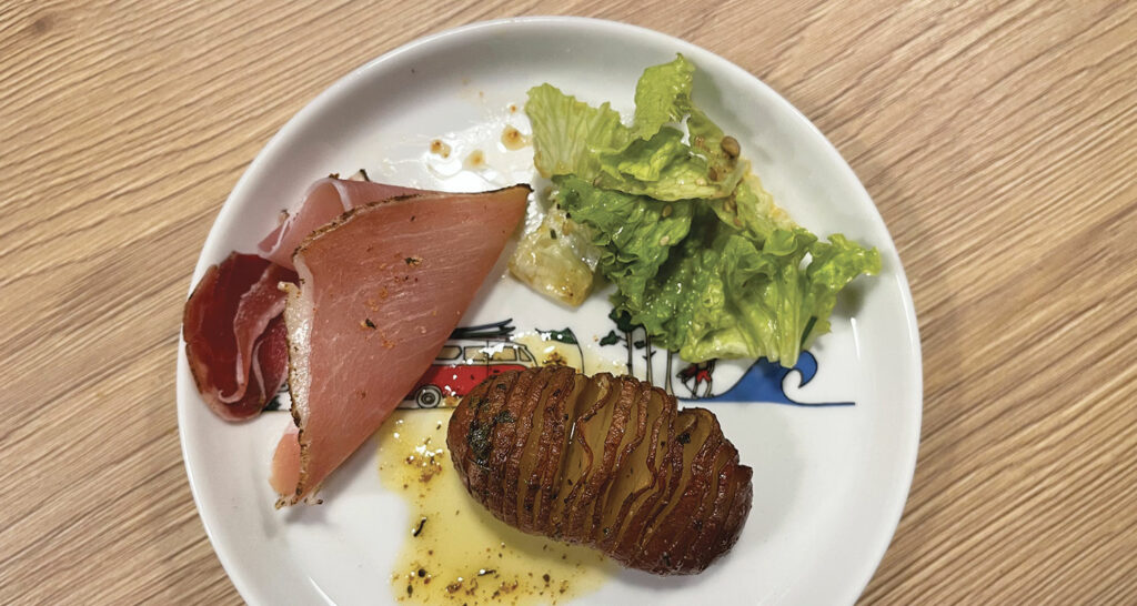 les pommes de terre Hasselback à la basquaise est une variante locale de cette recette finlandaise des pommes de terre. présentation sur une assiette la plage par assiettes et compagnie