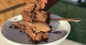 cette recette de gateau au chocolat et marrons est délicieux, on l'appelle la triche dans la famille car il est tellement simple à réaliser : présentation sur une assiette dessert la plage par assiettes et cie