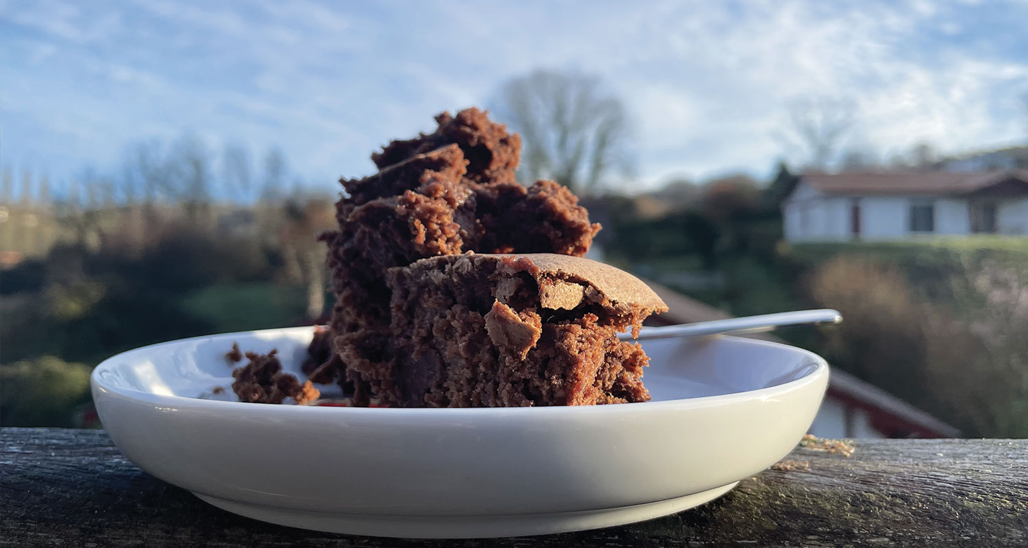 cette recette de gateau au chocolat et marrons est délicieux, on l'appelle la triche dans la famille car il est tellement simple à réaliser : présentation sur une assiette dessert la plage par assiettes et cie