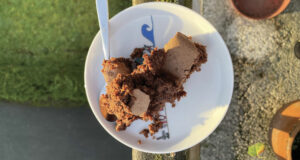 cette recette de gateau au chocolat et marrons est délicieux, on l'appelle la triche dans la famille car il est tellement simple à réaliser : présentation sur une assiette dessert la plage par assiettes et cie