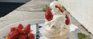 bienvenue sur asssiettes et compagnie, l'assiette basque accueille une pavlova aux fraises du pays basque