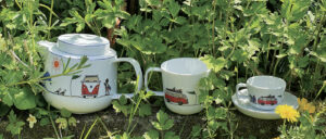 bienvenue sur assiettes et compagnie, voici la théière la plage et son mug et sa tasse