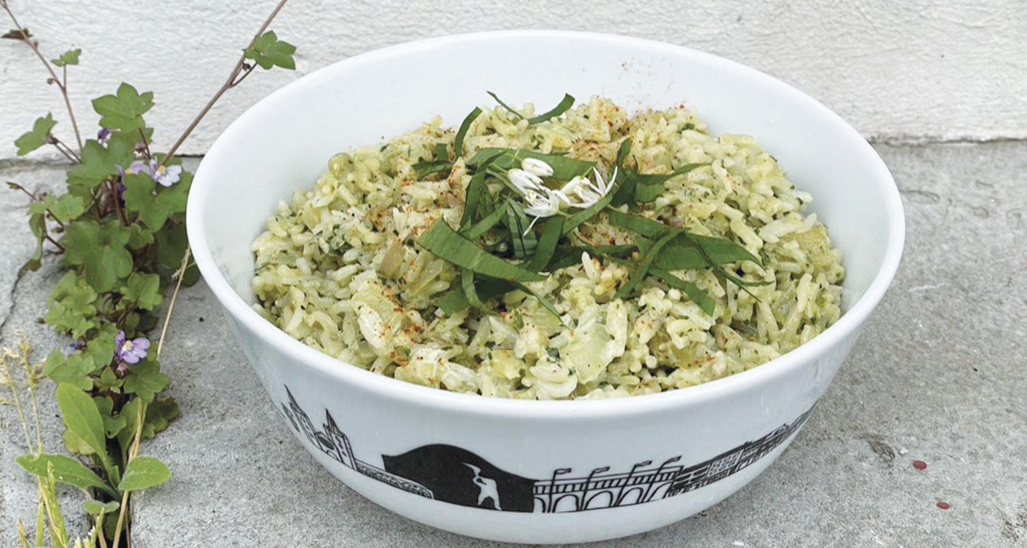 risotto à l'ail des ours dans un grand bol pays basque par assiettes et compagnie