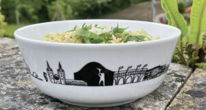 risotto à l'ail des ours dans un grand bol pays basque par assiettes et compagnie