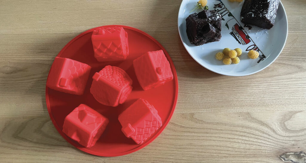 fondant au chocolat sans beurre en forme de petites maisons, présentés sur une assiette la plage par assiettes et compagnie... et quelques framboises blanches du jardin