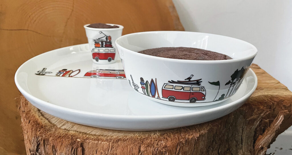 le gateau au chocolat parfait est ma recette la plus simple et délicieuse de gâteau au chocolat, présentation dans des tasses et bols assiettes et compagnie pour mettre à l'honneur le chocolat de bayonne