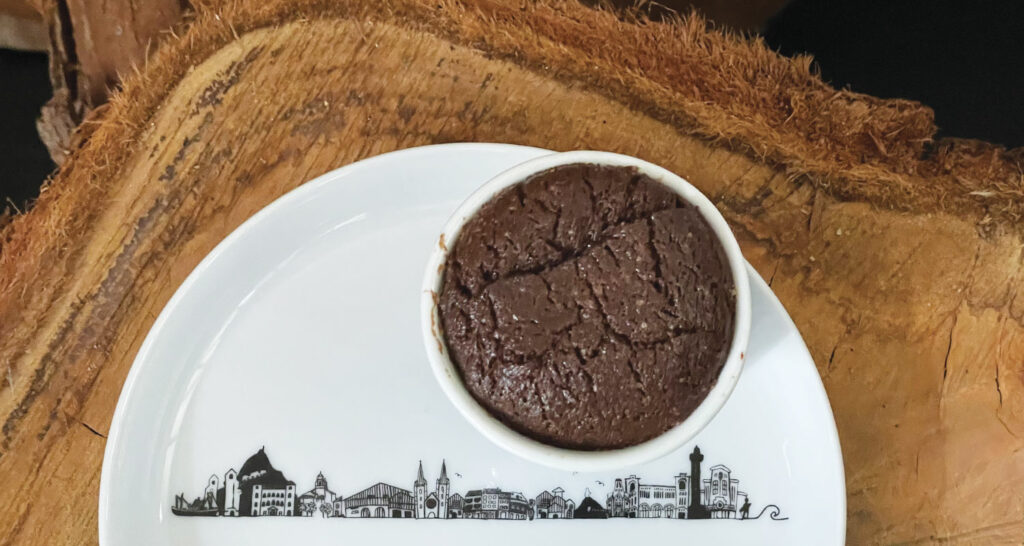 le gateau au chocolat parfait est ma recette la plus simple et délicieuse de gâteau au chocolat, présentation dans des tasses et bols assiettes et compagnie pour mettre à l'honneur le chocolat de bayonne