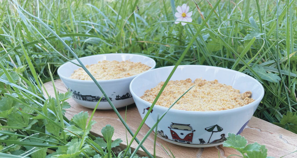 le crumble aux pommes, une idée recette parfaite pour l'automne, avec une présentation originale dans une tasse à café la plage ou un blo la plage, histoire de garder un peu d'été sur notre table !