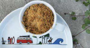 le crumble aux pommes, une idée recette parfaite pour l'automne, avec une présentation originale dans une tasse à café la plage ou un blo la plage, histoire de garder un peu d'été sur notre table !