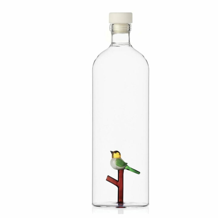 la bouteille oiseau sur sa branche est en verre ; elle est parfaite pour présenter l'eau sur la table, c'est une création ichendorf qui va très bien dans l'univers des créations d'assiettes et compagnie