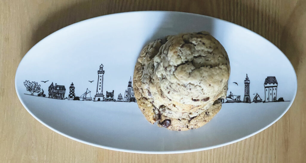 la recette des cookies au chocolat se présente en forme de cairns pour le petit clin d'oeil des sculptures de pierres que 'lon voit en bretagne et en bord de mer, les cookies sont présentés alors sur le plat ovale bretagne par assiettes et compagnie