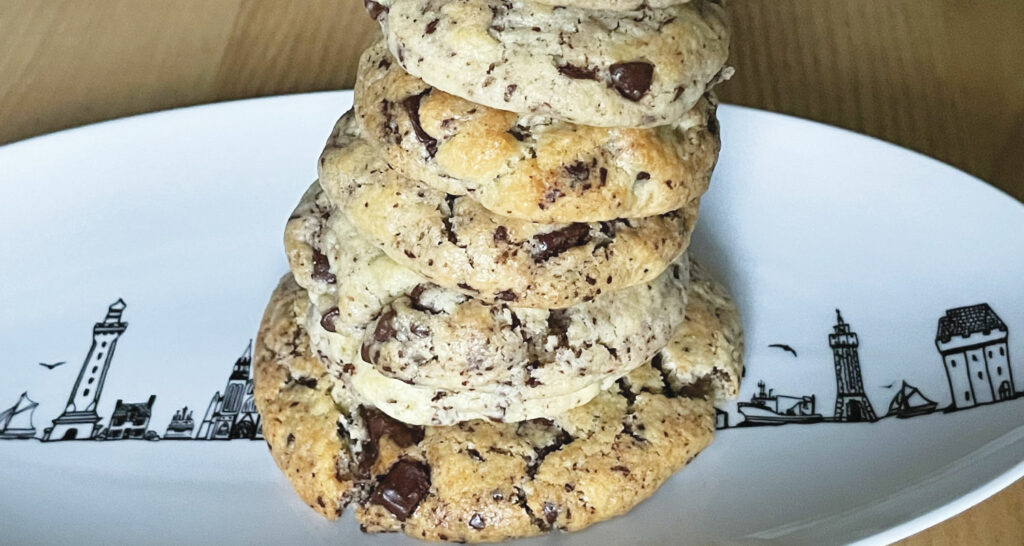 la recette des cookies au chocolat se présente en forme de cairns pour le petit clin d'oeil des sculptures de pierres que 'lon voit en bretagne et en bord de mer, les cookies sont présentés alors sur le plat ovale bretagne par assiettes et compagnie