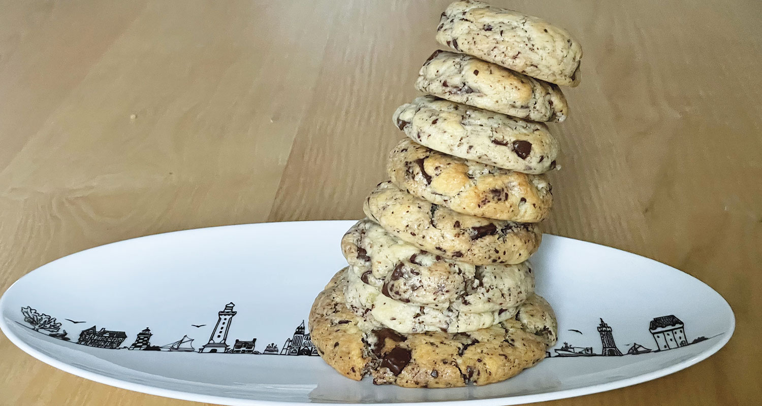 la recette des cookies au chocolat se présente en forme de cairns pour le petit clin d'oeil des sculptures de pierres que 'lon voit en bretagne et en bord de mer, les cookies sont présentés alors sur le plat ovale bretagne par assiettes et compagnie