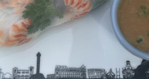 rouleaux de printemps maison avec des crevettes sauvages zébrées et une sauce thaï à la cacahuète, une recette divine pour les entrées gourmandes, présentée sur une assiette Biarritz, une des dernières créations d'assiettes et compagnie