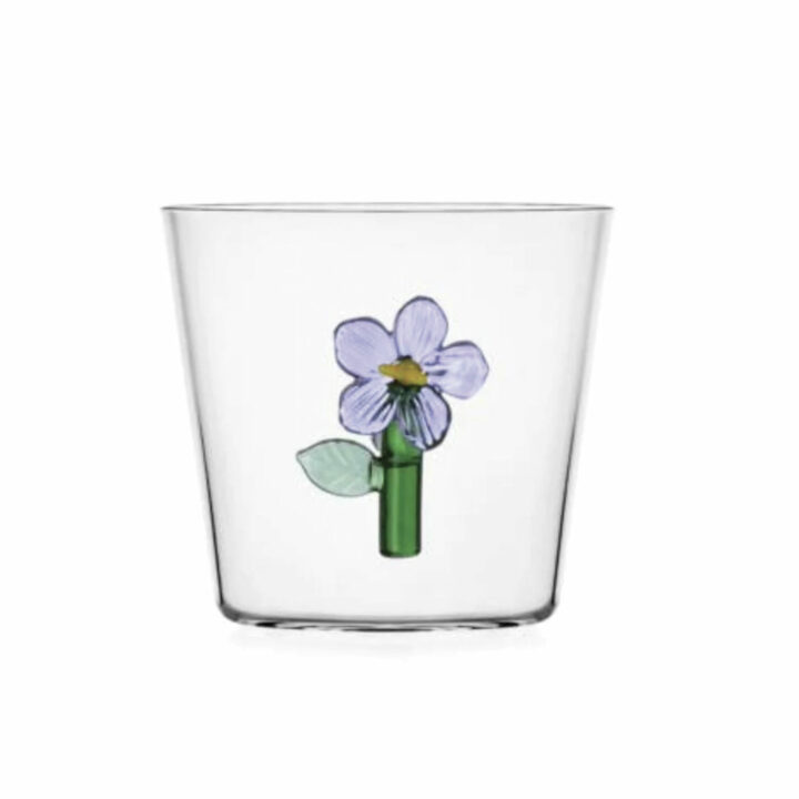 le verre fleur lilas de la fabrique ichendorf milano se marie parfaitement avec les collections assiettes et cie