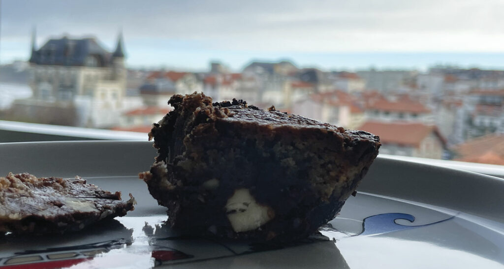 le brookie est un duo de brownie et de cookie, deux gâteaux qui s'associent pour un pur bonheur, présentation sur une assiette la plate et un plat à tarte New York par assiettes et compagnie