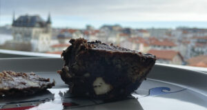 le brookie est un duo de brownie et de cookie, deux gâteaux qui s'associent pour un pur bonheur, présentation sur une assiette la plate et un plat à tarte New York par assiettes et compagnie