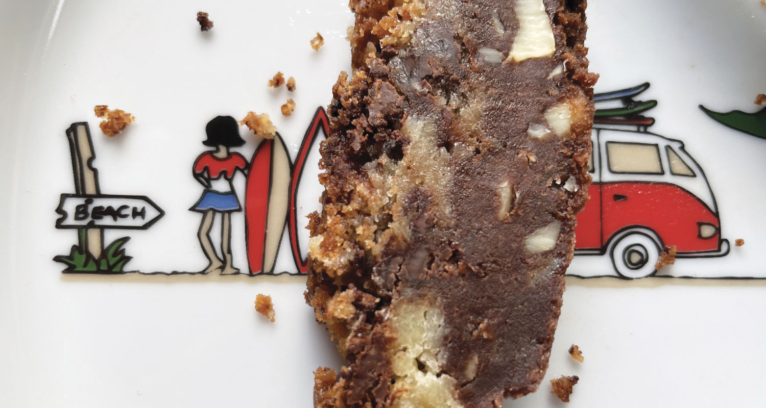 le brookie est un duo de brownie et de cookie, deux gâteaux qui s'associent pour un pur bonheur, présentation sur une assiette la plate et un plat à tarte New York par assiettes et compagnie