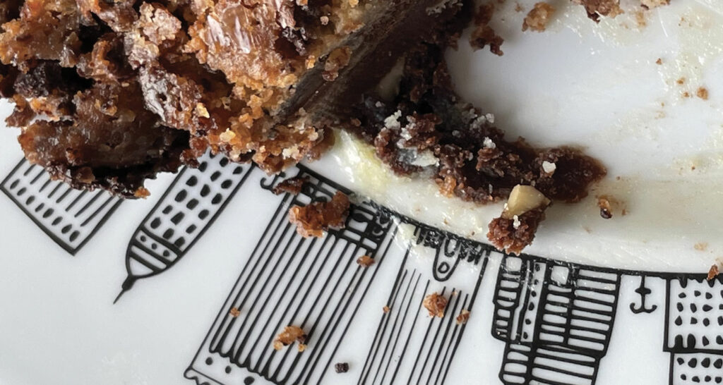 le brookie est un duo de brownie et de cookie, deux gâteaux qui s'associent pour un pur bonheur, présentation sur une assiette la plate et un plat à tarte New York par assiettes et compagnie