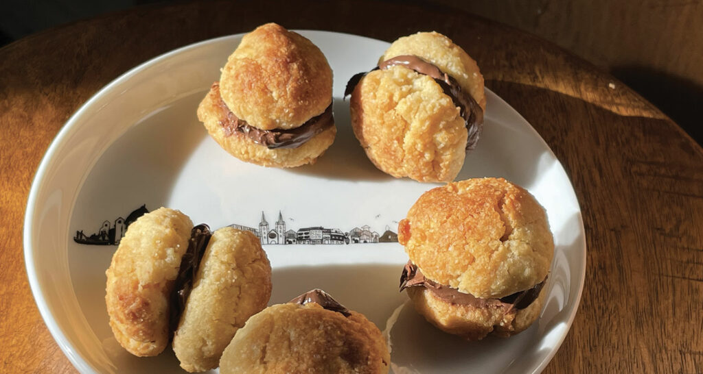 biscuits baci di dama alias les baisers de la dame est un biscuit italien délicieux et gourmand , présentation sur un plat basque par asssiettes et compagnie