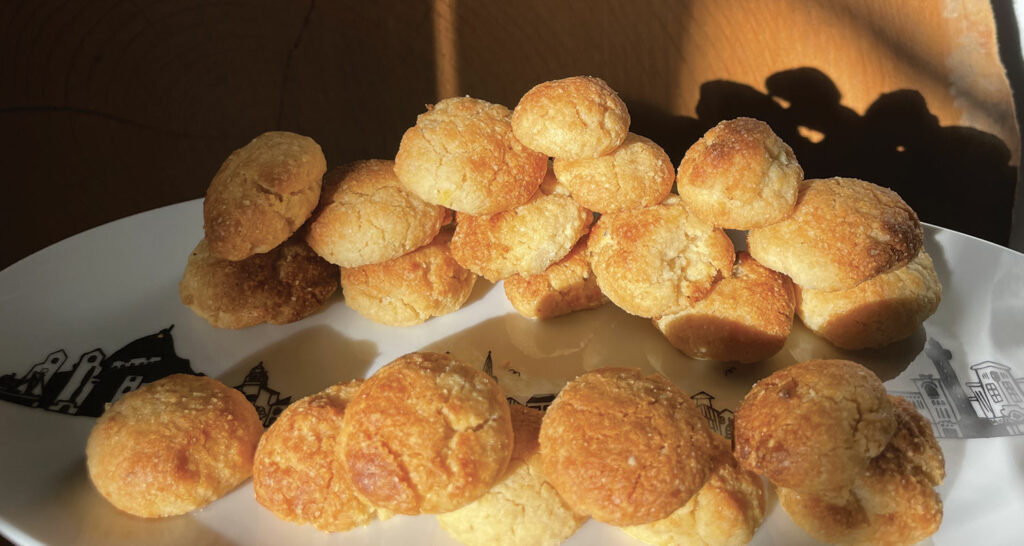 biscuits baci di dama alias les baisers de la dame est un biscuit italien délicieux et gourmand , présentation sur un plat basque par asssiettes et compagnie