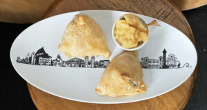 les chaussons aux pommes pyramides, une recette simple et délicieuse de chaussons maison avec une compote - présentation sur un plat basque assiettes et compagnie