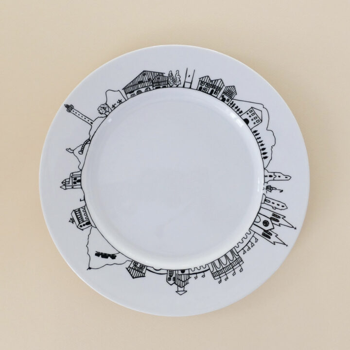plat pays basque par assiettes et compagnie - édition plat par la maison Revol sur dessin original assiettes et cie