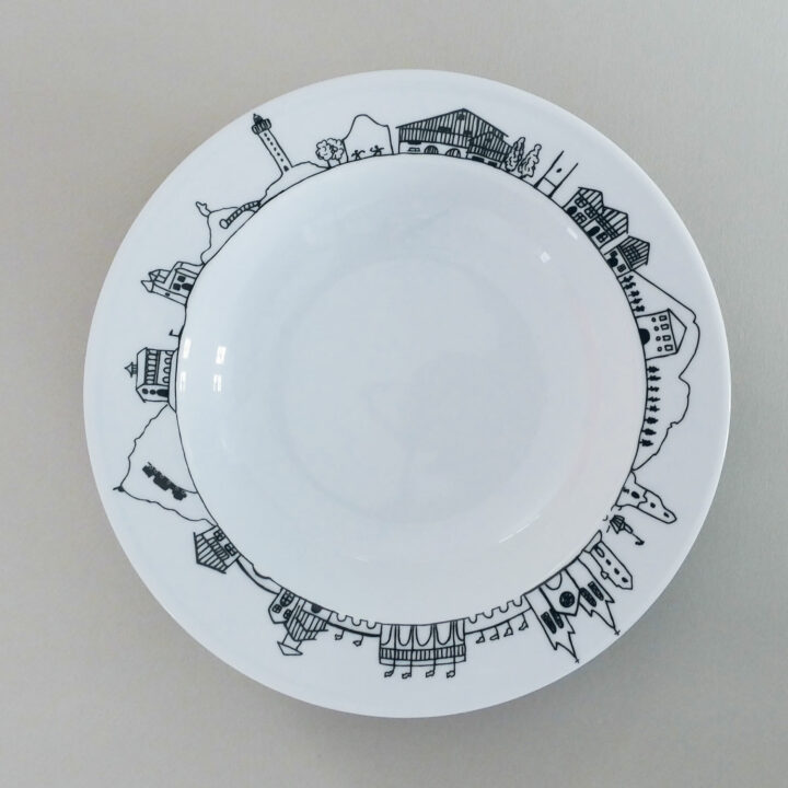 plat creux pays basque par assiettes et compagnie - édition plat par la maison Revol sur dessin original assiettes et cie