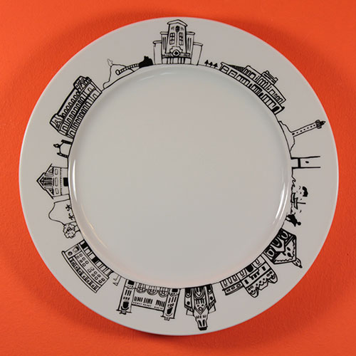 assiette biarritz par assiettes et compagnie, sur une assiette de la manufacture revol, béatrice pose son dessin original de Biarritz