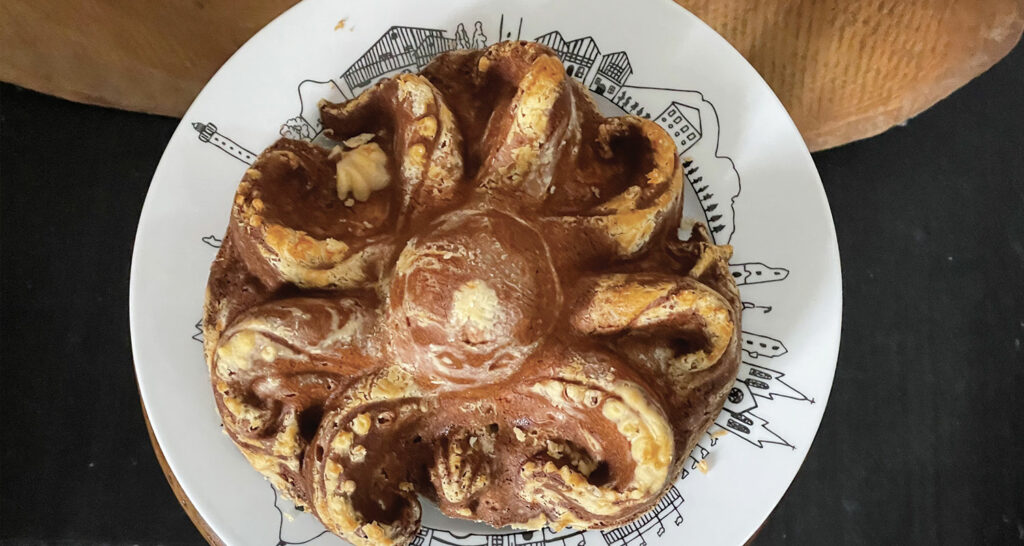 le gâteau poulpe est un hommage au musée de la mer de Biarritz, et à sa superbe collection de pieuvres, poulpes, chipirons (xipiron) et autres calamars : une recette originale présentée sur le plat basque assiettes et compagnie