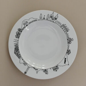 plat creux pays basque par assiettes et compagnie - édition plat par la maison Revol sur dessin original assiettes et cie