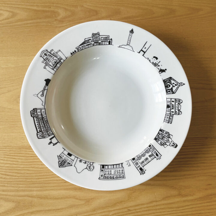 plat Biarritz par assiettes et compagnie - édition plat par la maison Revol sur dessin original assiettes et cie