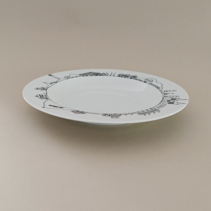 plat creux pays basque par assiettes et compagnie - édition plat par la maison Revol sur dessin original assiettes et cie