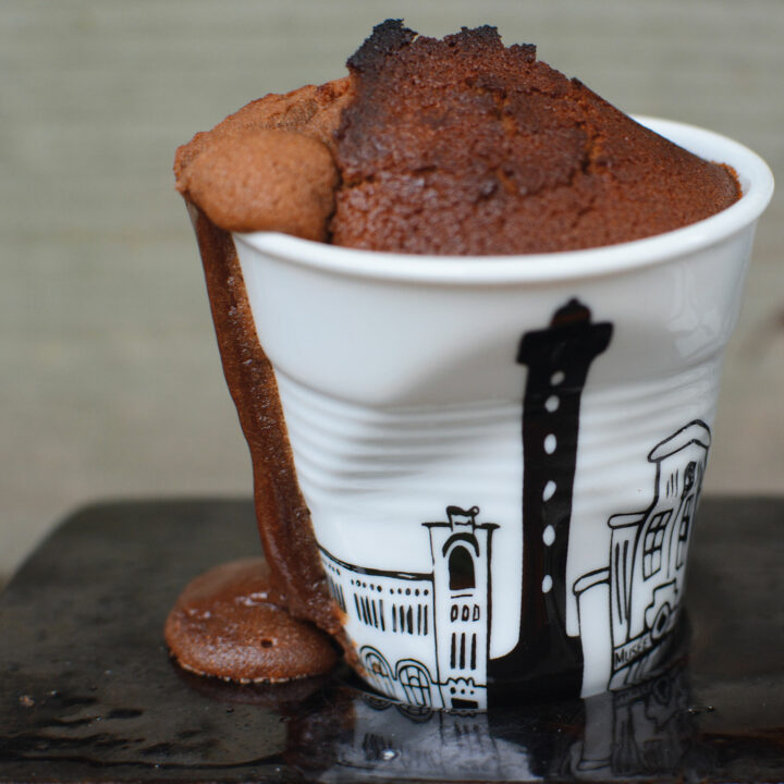 la tasse froissée biarritz par revol et assiettes et compagnie est une promenade poétique dans biarritz en buvant son café - made in france