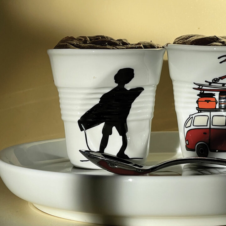 tasse froissée Revol modele Le surfeur - création originale assiettes et compagnie