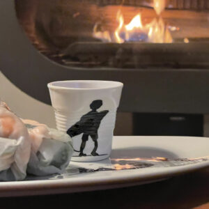 tasse froissée Revol modele Le surfeur - création originale assiettes et compagnie