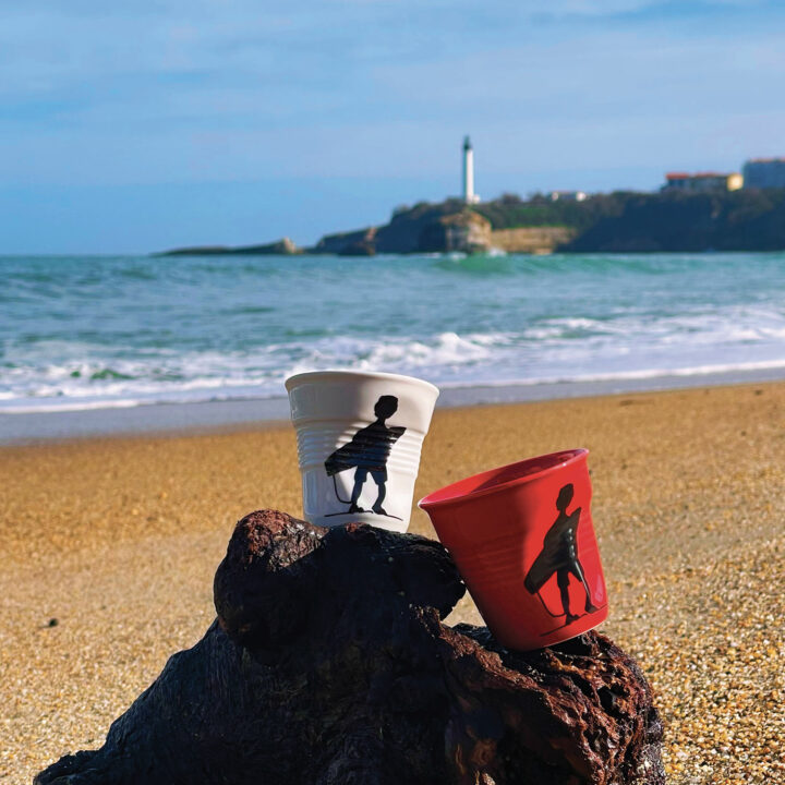 tasse froissée Revol modele Le surfeur - création originale assiettes et compagnie