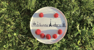la collection Paris en 2024 est un nouveau dessin original avec une kyrielle de sportifs qui envahissent les monuments de Paris - dessin par béatrice pene lassus pour assiettes et compagnie