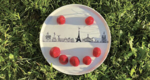 la collection Paris en 2024 est un nouveau dessin original avec une kyrielle de sportifs qui envahissent les monuments de Paris - dessin par béatrice pene lassus pour assiettes et compagnie