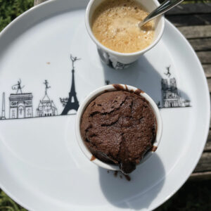 assiette Paris et les sportifs, une assiette de 22 cm en porcelaine avec un dessin original d'assiettes et compagnie