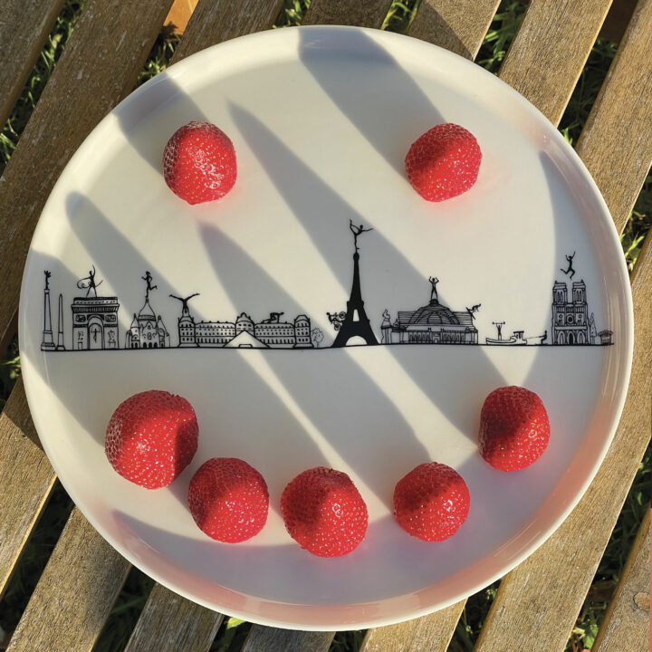 le plat à tarte Paris et les sportifs est un hommage poétique des compétitions sportives dans la capitale en 2024 - design par Béatrice pene lassus pour Assiettes et compagnie