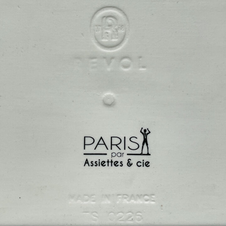 le plat rectangle Paris et les sportifs est un hommage poétique des compétitions sportives dans la capitale en 2024