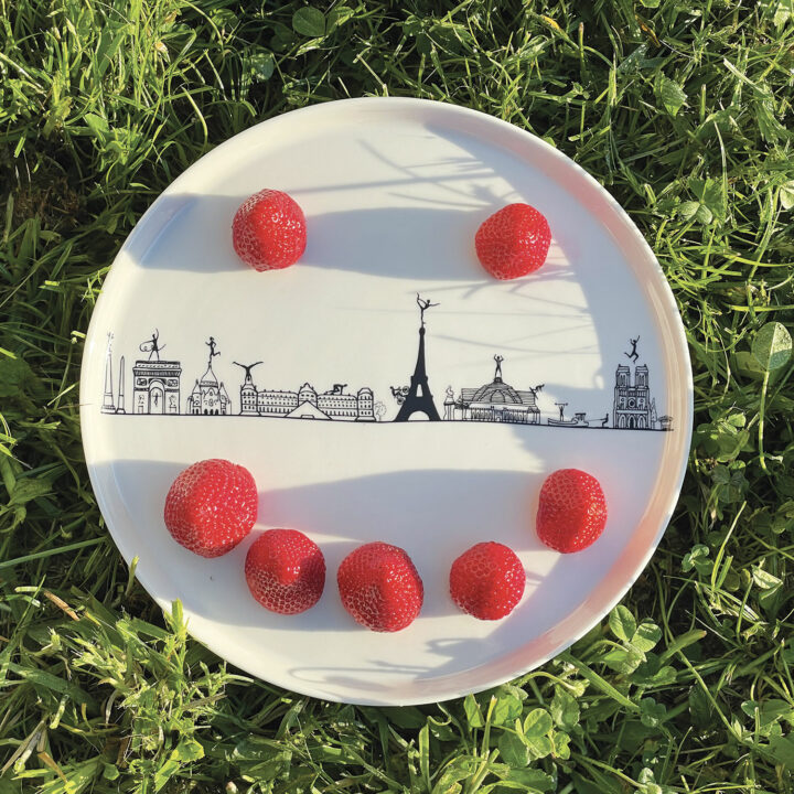 le plat à tarte Paris et les sportifs est un hommage poétique des compétitions sportives dans la capitale en 2024 - design par Béatrice pene lassus pour Assiettes et compagnie